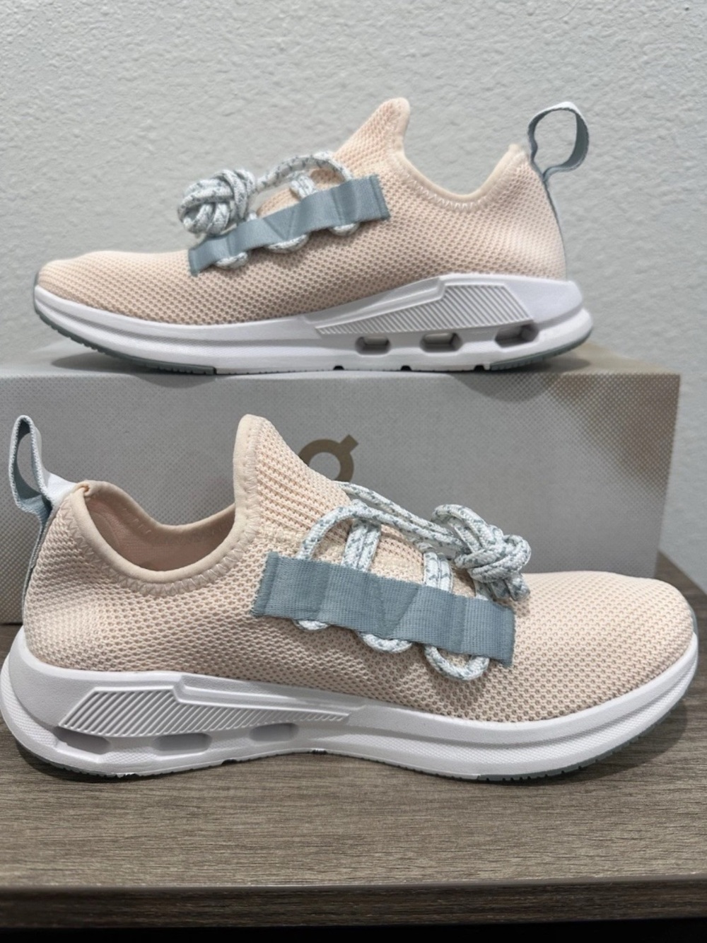 On Cloud Women’s Cloudeasy Fawn Surf Size 5.5